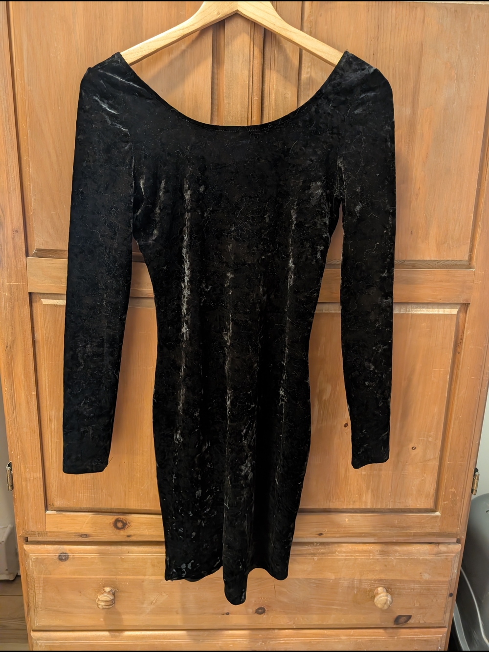 Black Velvet Long-Sleeve Bodycon Dress
